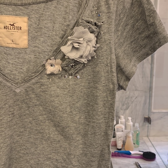 Hollister gray v neck t shirt - Picture 4 of 6